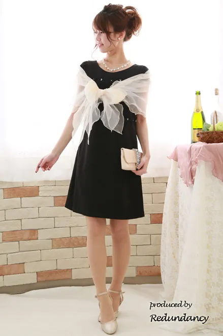 ブラックの花模様レースミニドレス