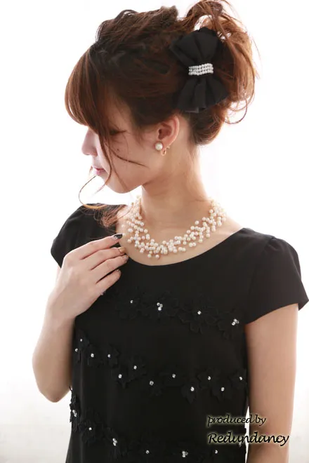 ブラックの花模様レースミニドレス