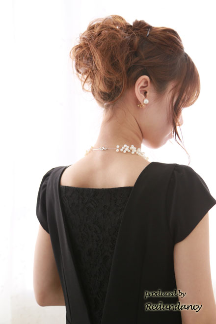 ブラックの花模様レースミニドレス