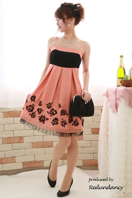 ピンク×ブラックのラメ花刺繍ドレス