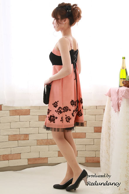 ピンク×ブラックのラメ花刺繍ドレス