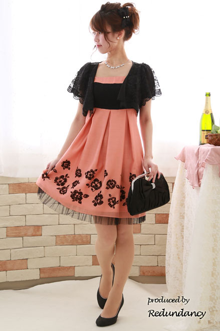 ピンク×ブラックのラメ花刺繍ドレス