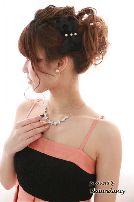 ピンク×ブラックのラメ花刺繍ドレス