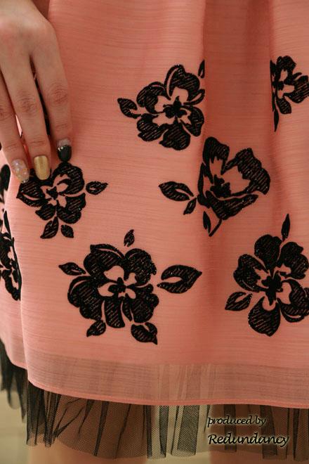 ピンク×ブラックのラメ花刺繍ドレス