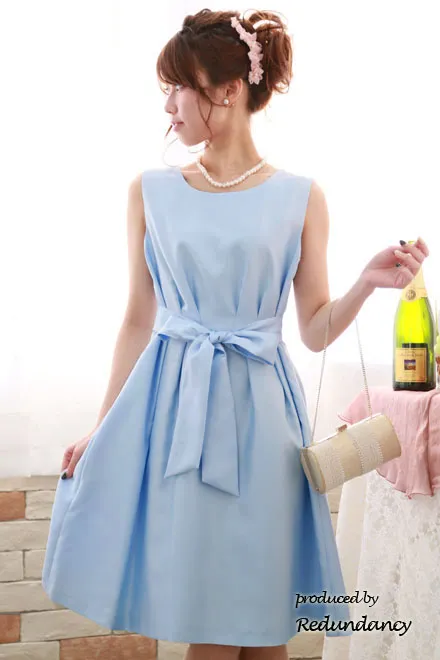 ライトブルーのフロント切替リボン膝丈ドレス