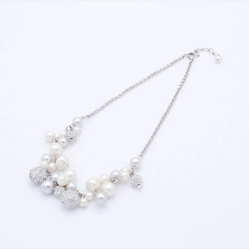 ビジューボール付きシルバーとホワイトパールネックレス