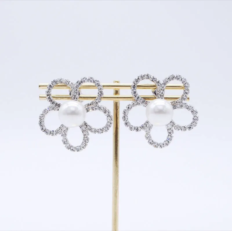 シルバーの花形イヤリング