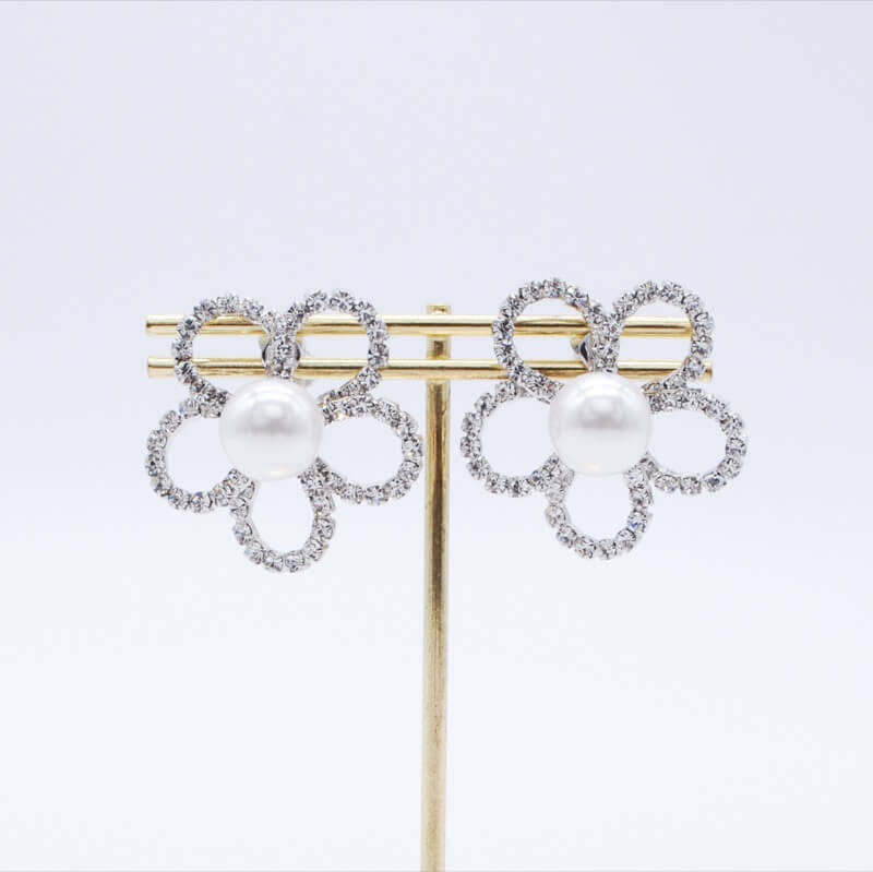 シルバーの花形イヤリング