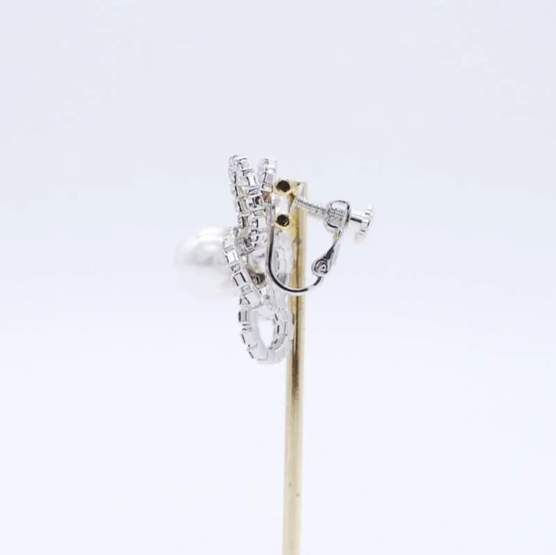 シルバーの花形イヤリング