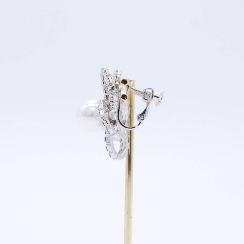 シルバーの花形イヤリング