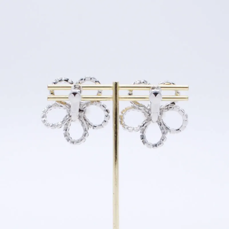 シルバーの花形イヤリング