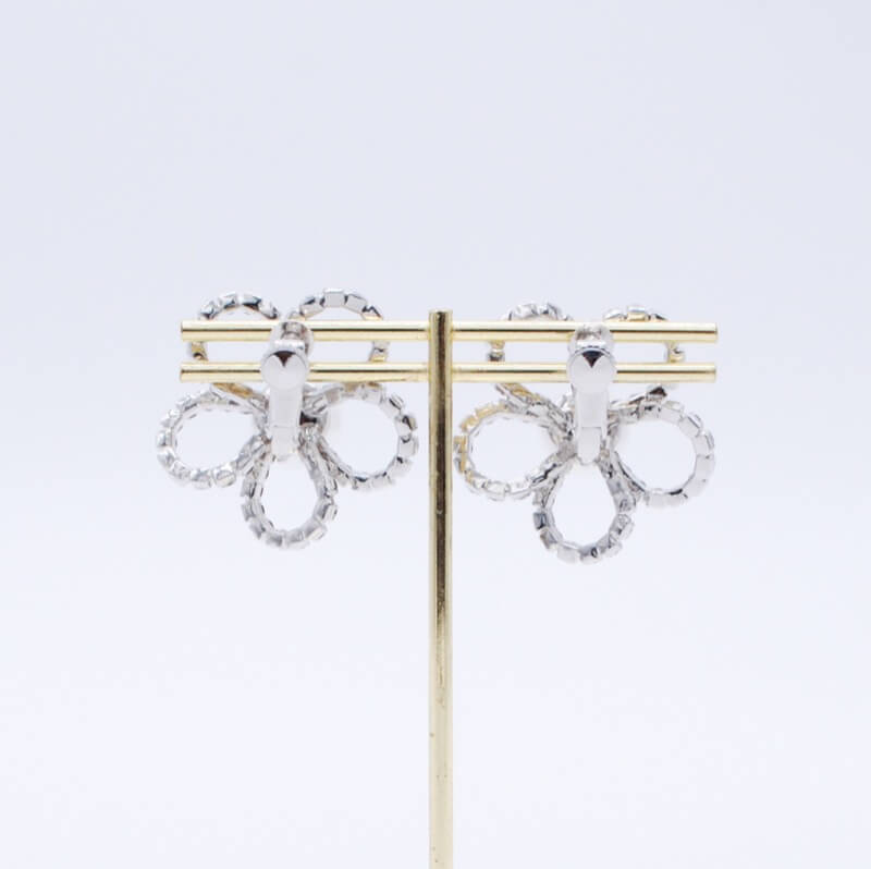 シルバーの花形イヤリング