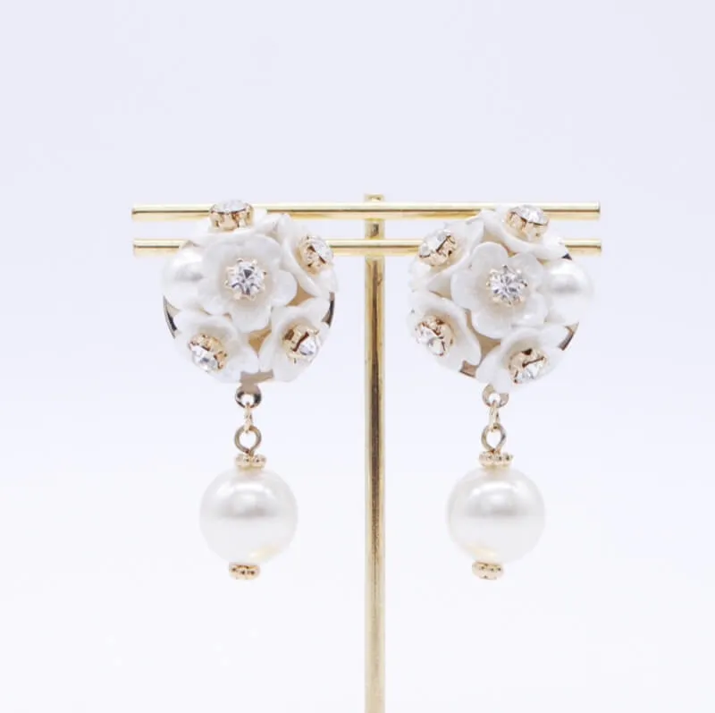 パールとお花モチーフのイヤリング