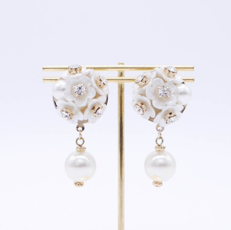 パールとお花モチーフのイヤリング