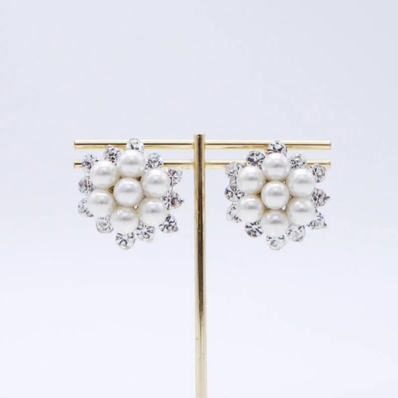 シルバーのボリュームパールイヤリング