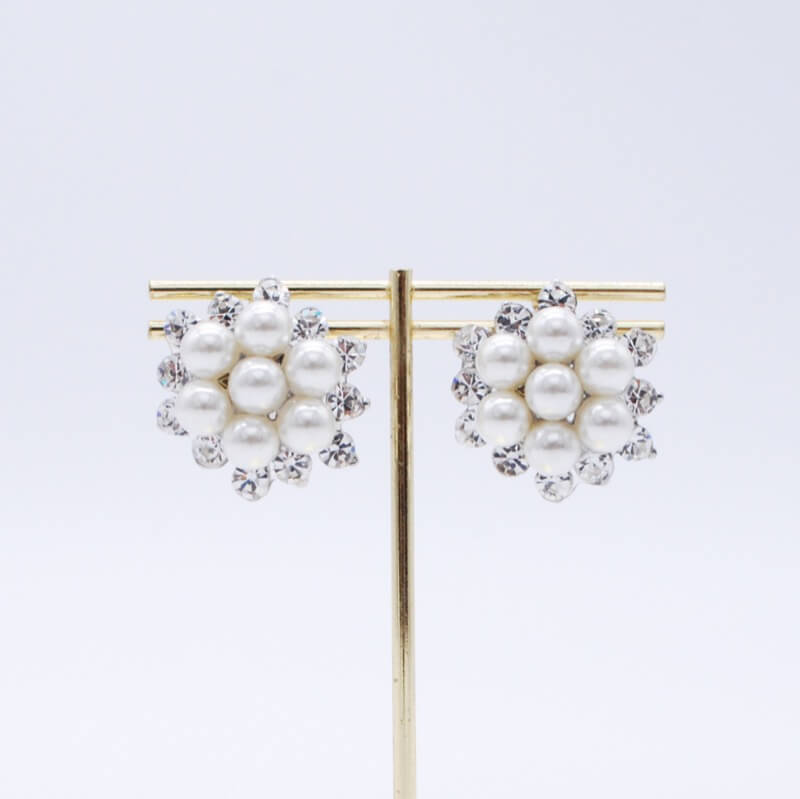 シルバーのボリュームパールイヤリング