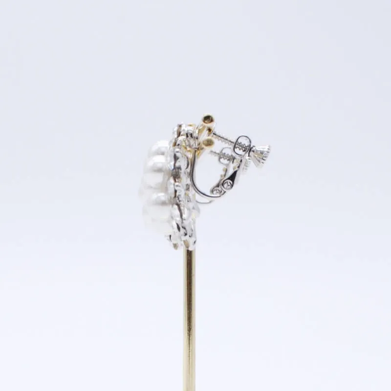 シルバーのボリュームパールイヤリング