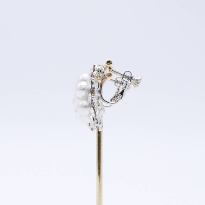 シルバーのボリュームパールイヤリング