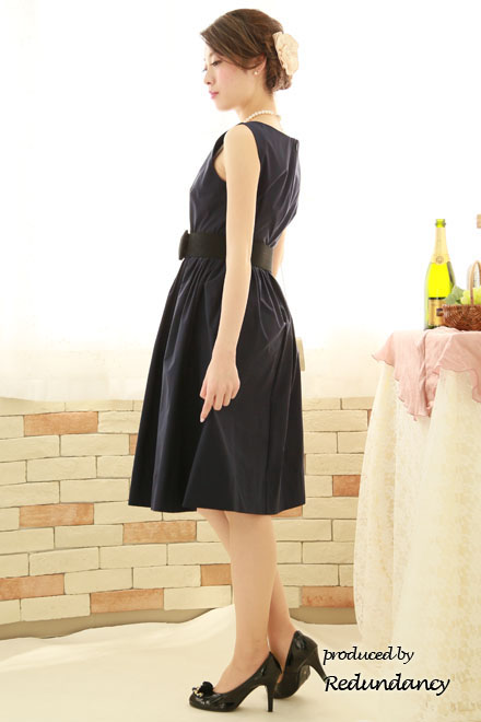 ネイビーのウエストシャーリングミモレ丈ドレス