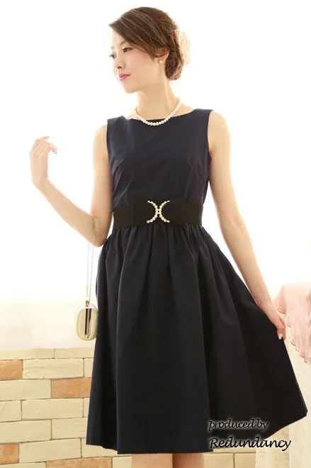 ネイビーのウエストシャーリングミモレ丈ドレス