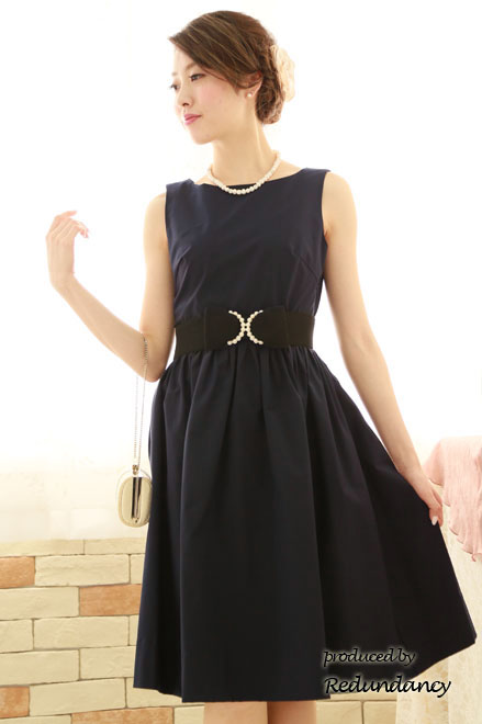 ネイビーのウエストシャーリングミモレ丈ドレス