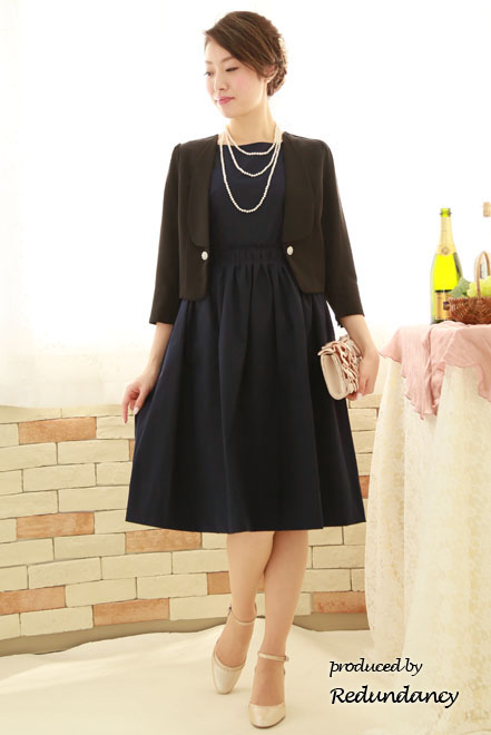 ネイビーのウエストシャーリングミモレ丈ドレス