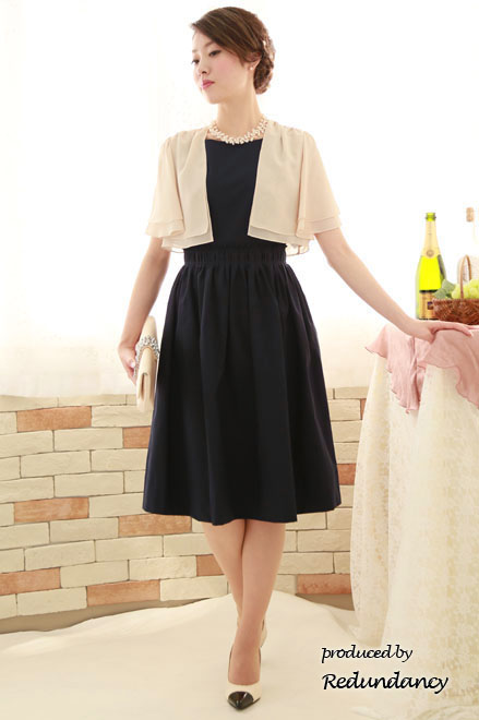 ネイビーのウエストシャーリングミモレ丈ドレス