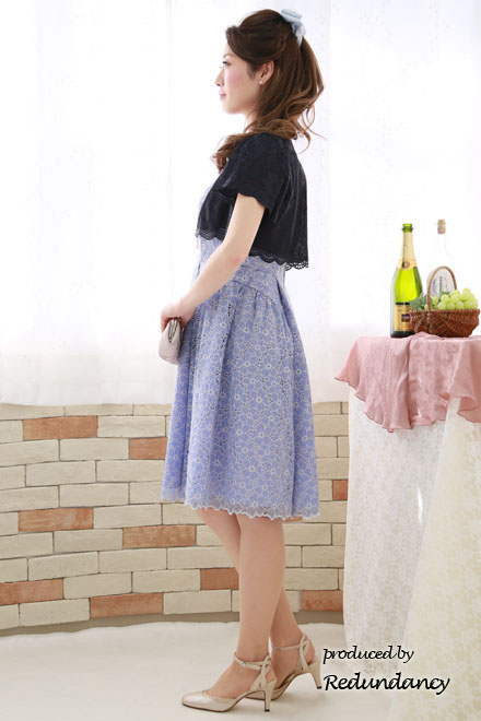 ライトブルーの花柄総レース膝丈ドレス