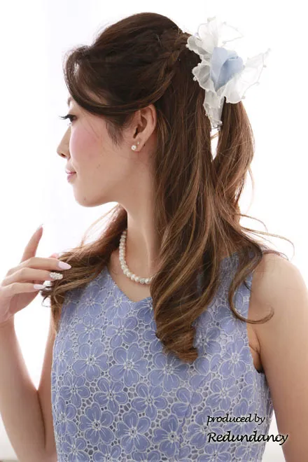 ライトブルーの花柄総レース膝丈ドレス