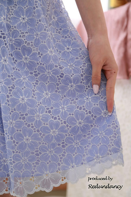 ライトブルーの花柄総レース膝丈ドレス