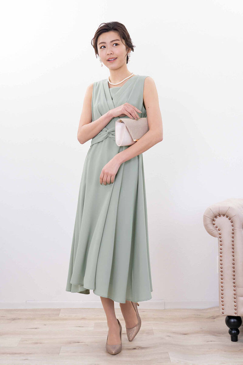 ライトグリーンのウエストモチーフカシュクールドレス