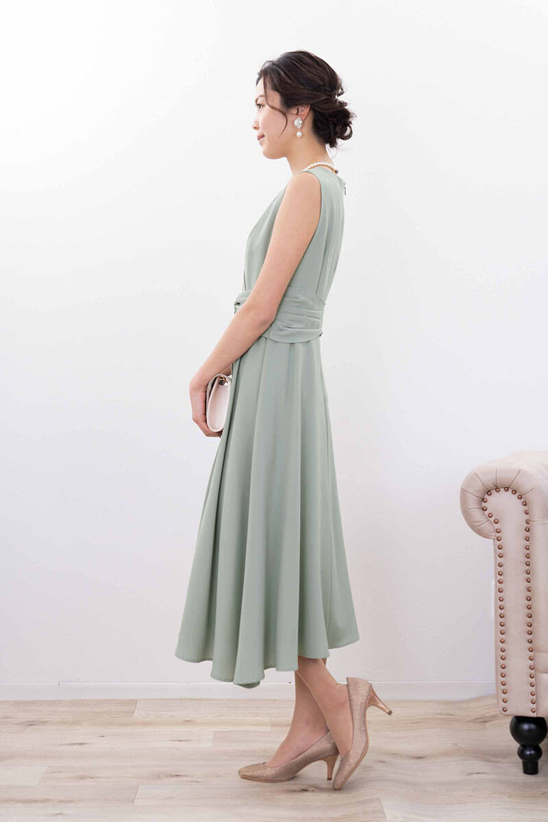 ライトグリーンのウエストモチーフカシュクールドレス