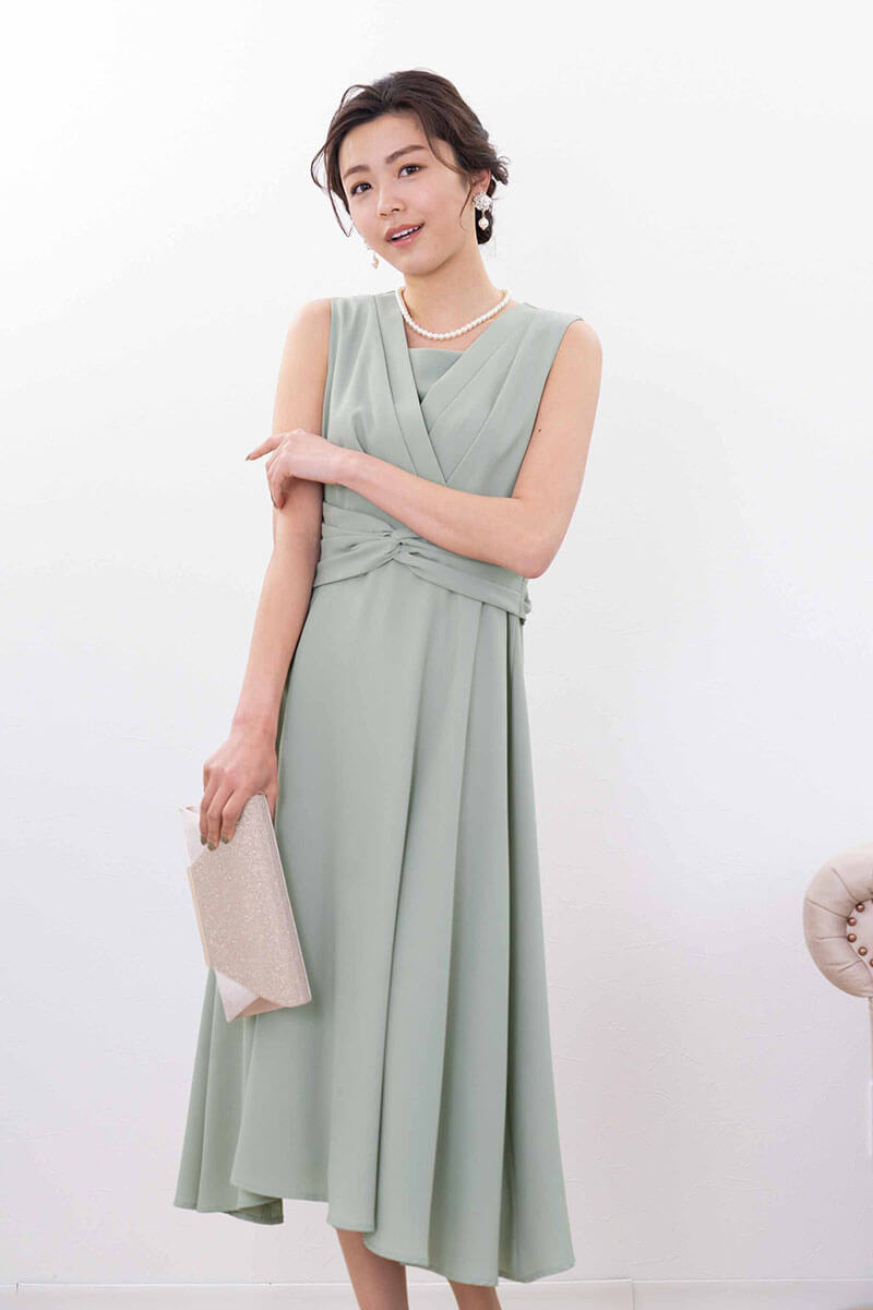 ライトグリーンのウエストモチーフカシュクールドレス