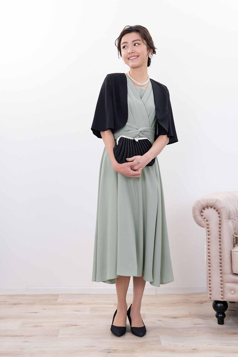 ライトグリーンのウエストモチーフカシュクールドレス