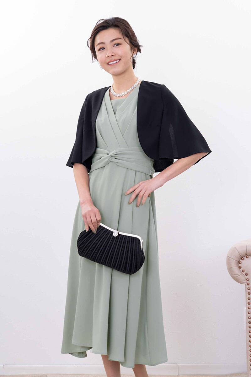 ライトグリーンのウエストモチーフカシュクールドレス