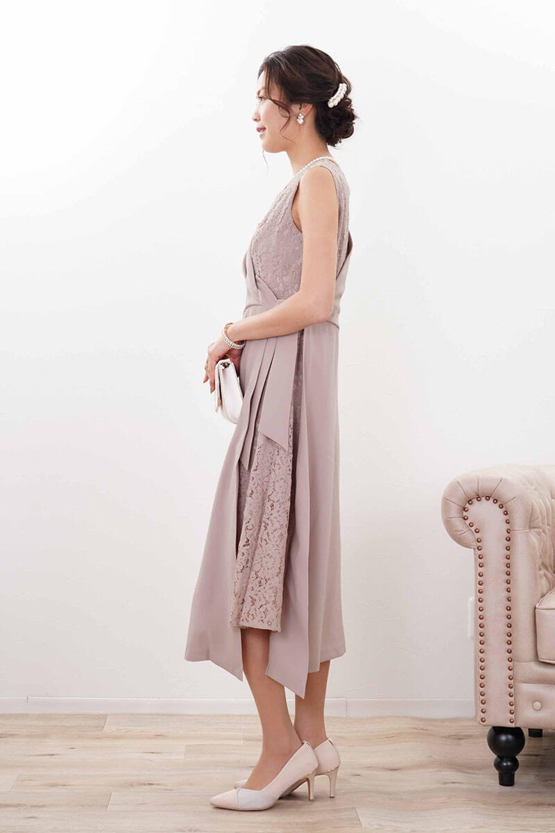 ベージュピンクのレース切替カシュクールドレス