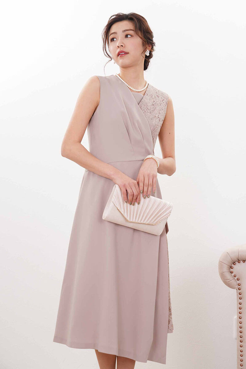 ベージュピンクのレース切替カシュクールドレス