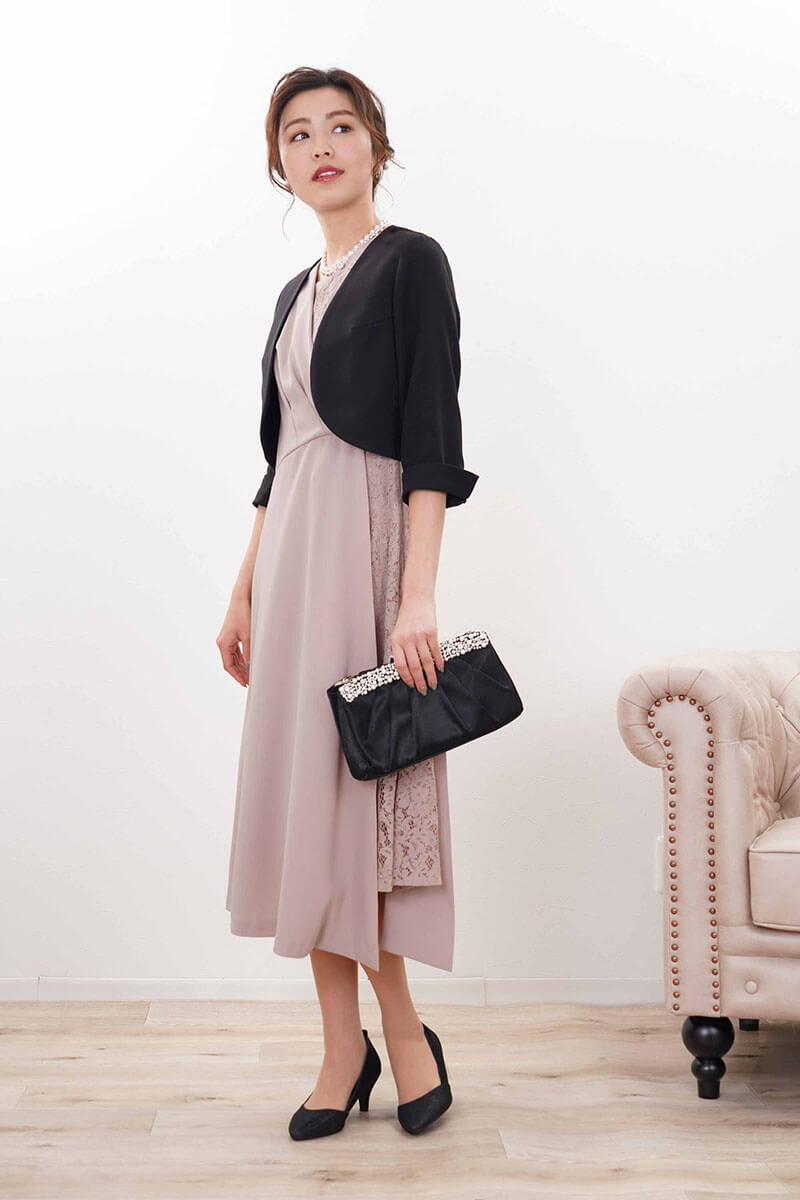 ベージュピンクのレース切替カシュクールドレス