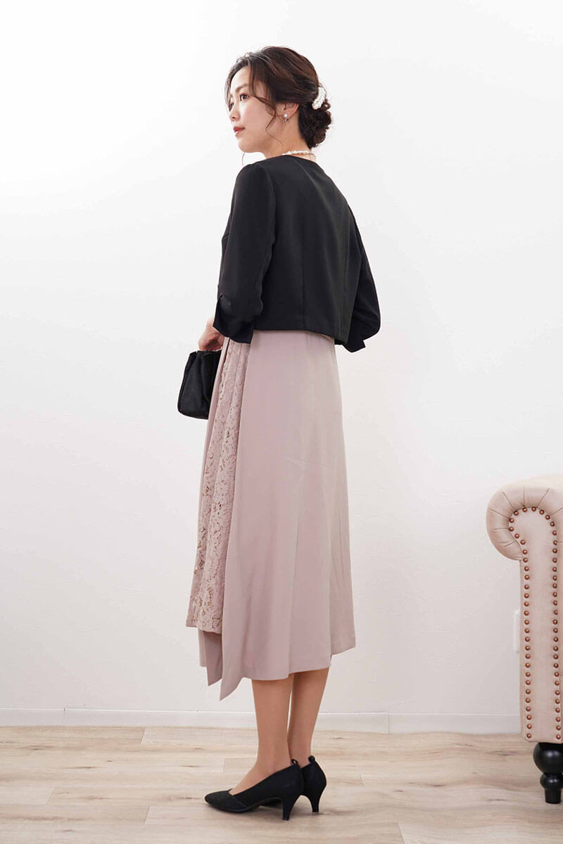 ベージュピンクのレース切替カシュクールドレス