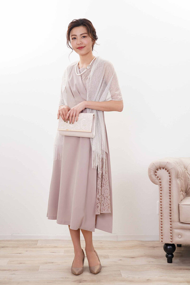 ベージュピンクのレース切替カシュクールドレス