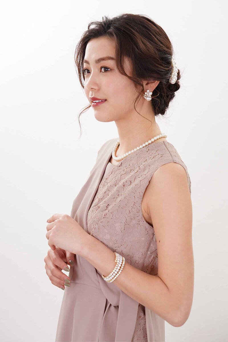 ベージュピンクのレース切替カシュクールドレス