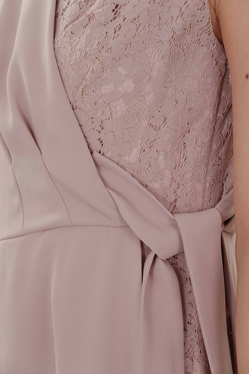 ベージュピンクのレース切替カシュクールドレス