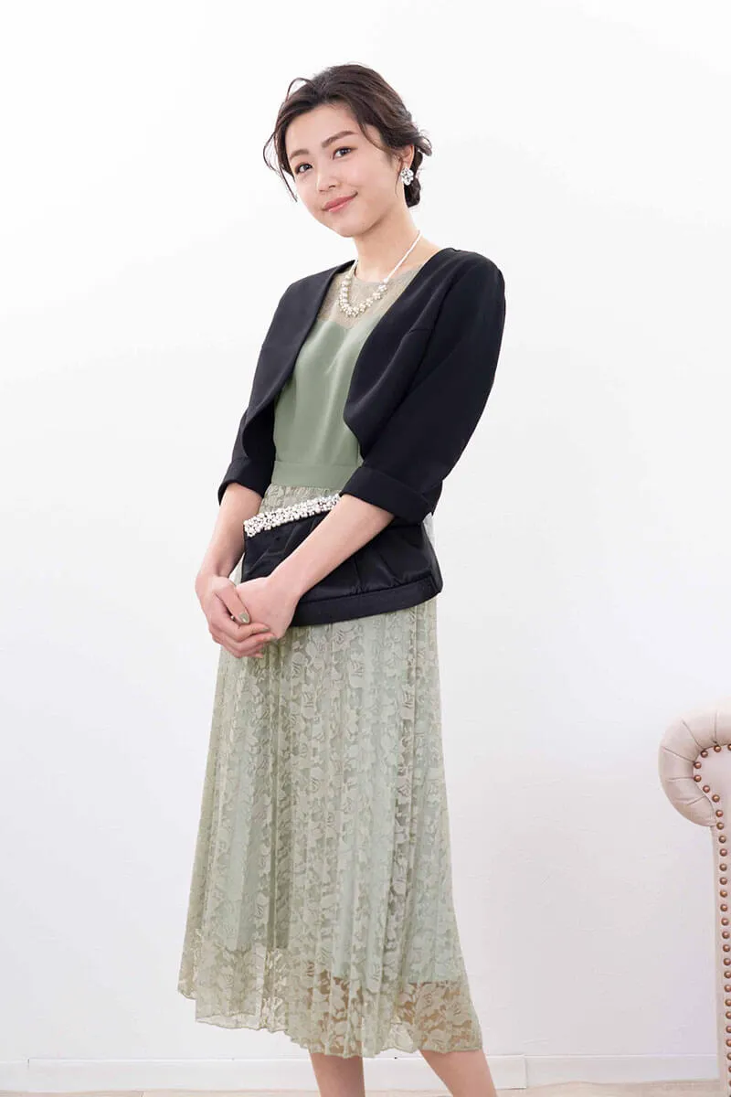 ライトグリーンの総レースプリーツドレス