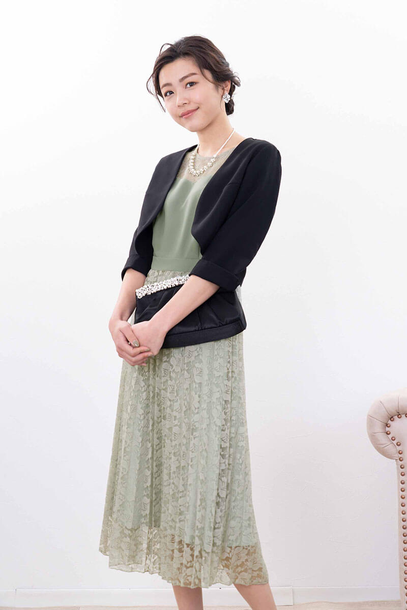 ライトグリーンの総レースプリーツドレス