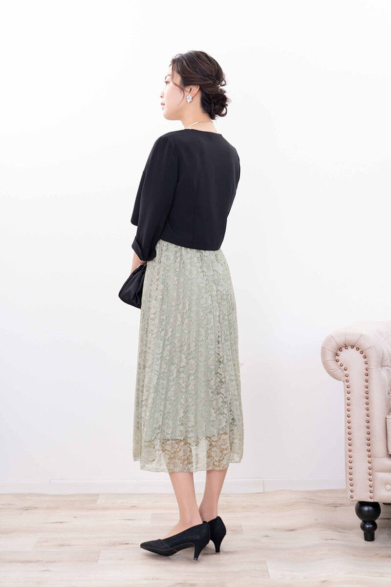 ライトグリーンの総レースプリーツドレス