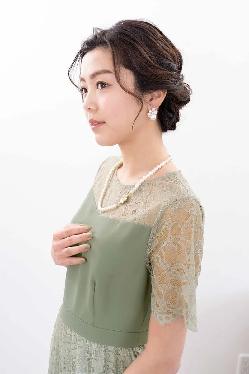 ライトグリーンの総レースプリーツドレス