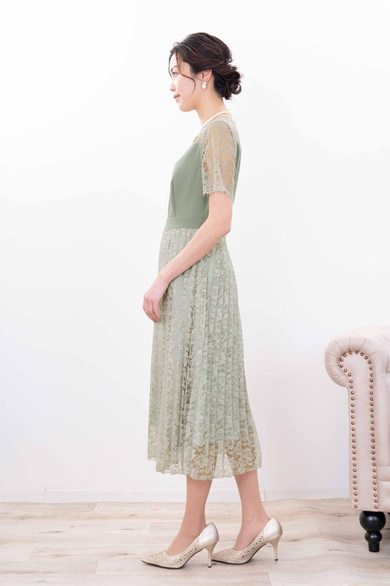 ライトグリーンの総レースプリーツドレス