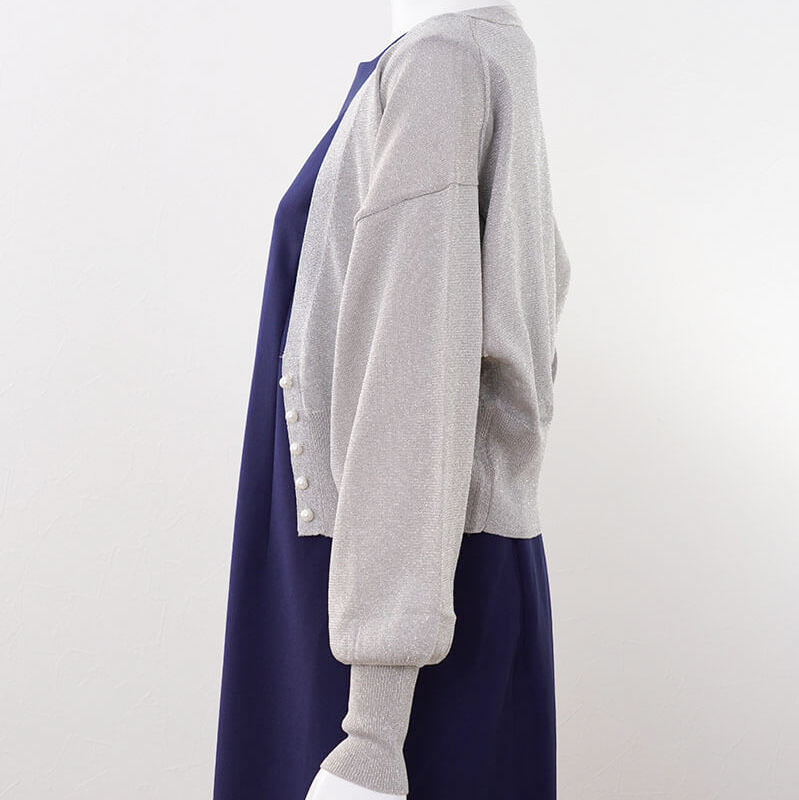 シルバーのラメ入りカーディガン