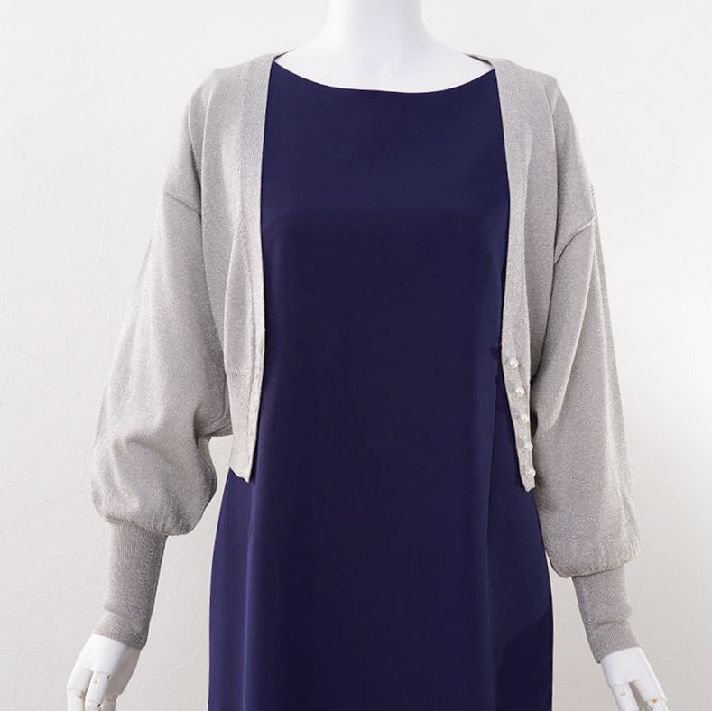 シルバーのラメ入りカーディガン