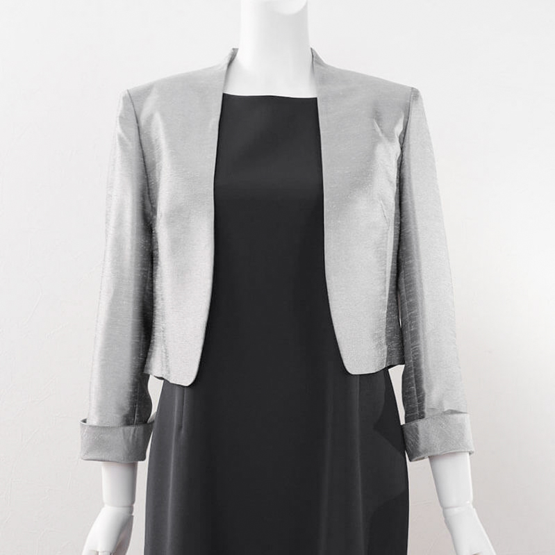 シルバーのシャンタン九分袖ボレロ